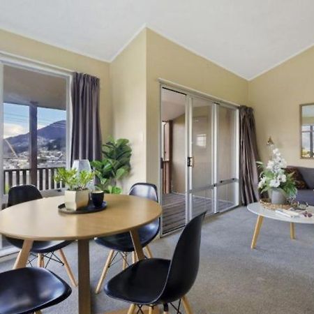 Ultimate Convenience, Walk-To-Town Townhouse Villa Куийнстаун Екстериор снимка