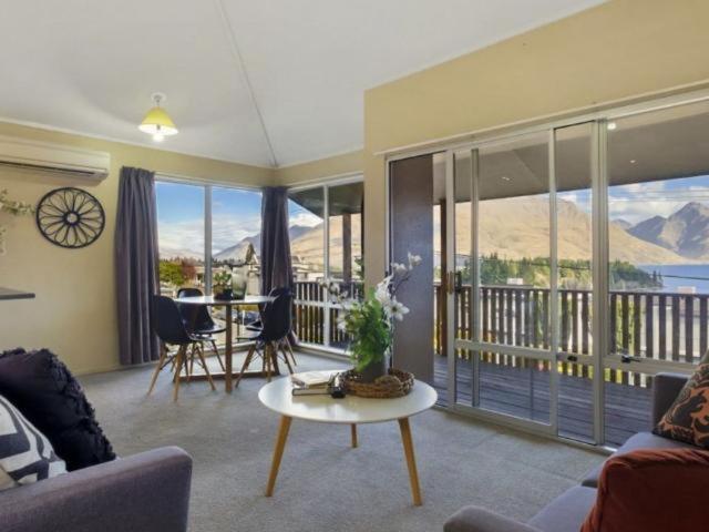 Ultimate Convenience, Walk-To-Town Townhouse Villa Куийнстаун Екстериор снимка