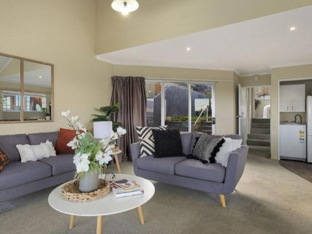 Ultimate Convenience, Walk-To-Town Townhouse Villa Куийнстаун Екстериор снимка