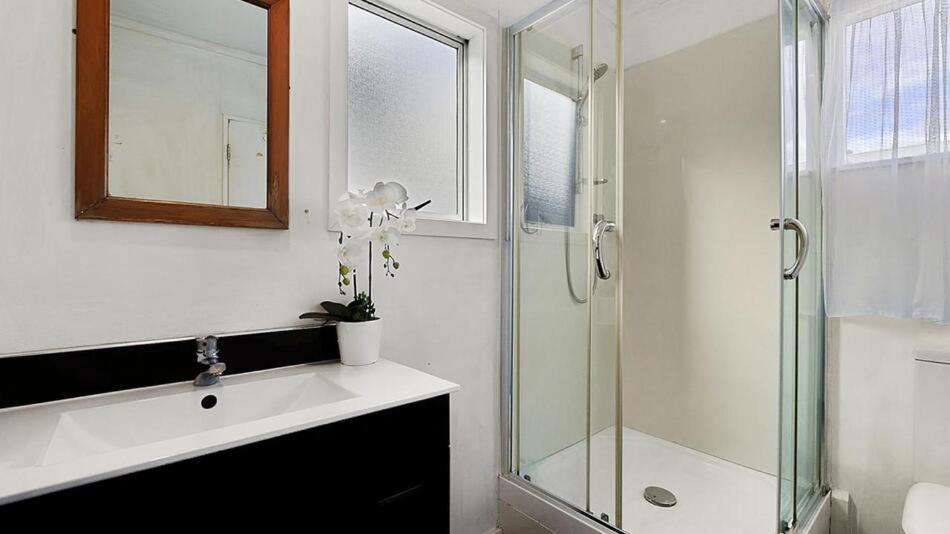 Ultimate Convenience, Walk-To-Town Townhouse Villa Куийнстаун Екстериор снимка