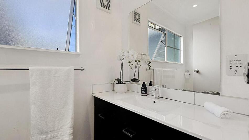 Ultimate Convenience, Walk-To-Town Townhouse Villa Куийнстаун Екстериор снимка